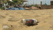 Plastikmüll liegt im Sand. © Screenshot 