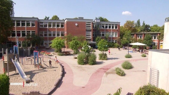 Ein Pausenhof einer Schule. © Screenshot 