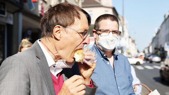 Gesundheitsminister Karl Lauterbach verspeist ein Brötchen. © NDR 