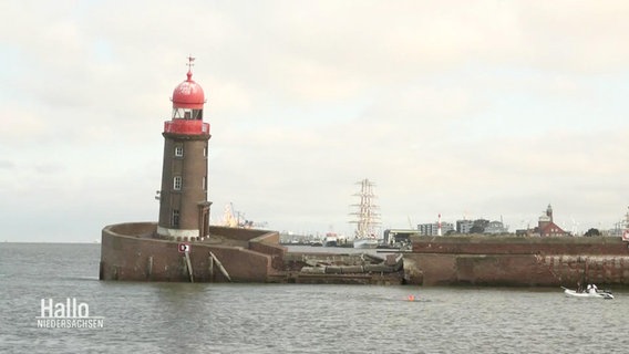 Blick aus der Ferne auf den abgesackten Molenturm in Bremerhaven © Screenshot 