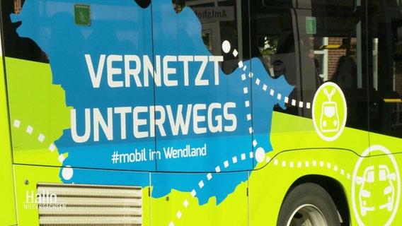 Ein Bus, bedruckt mit dem Slogan: "Vernetzt Unterwegs #mobil im Wendland" © Screenshot 