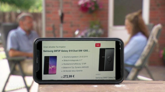 Ein Handy zeigt Shoppingartikel im Internet. © Screenshot 