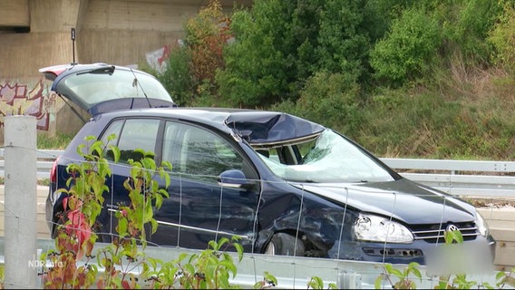 Ein Auto wurde von einem Gullydeckel getroffen. © Screenshot 