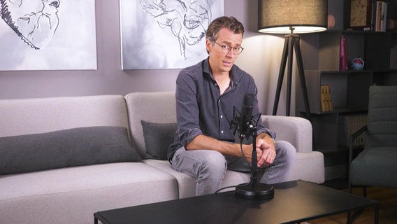 Dr. Johannes Wimmer sitzt auf einem Sofa © Screenshot 