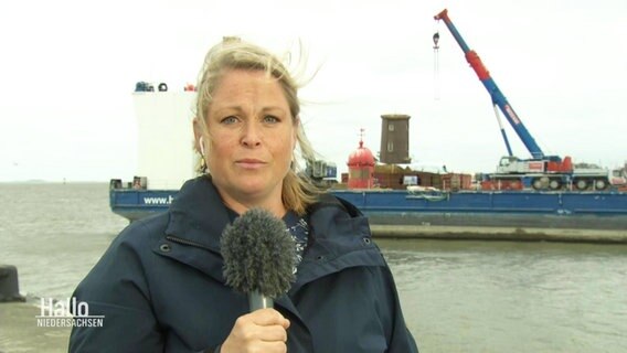 Reporterin Anna Koerber berichtet live aus Bremerhaven. © Screenshot 