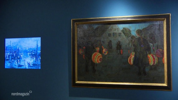 In einem Museum hängen an einer blöauen Wand zwei Gemälde des Mecklenburgischen Künstlers Rudolf Bartels. © Screenshot 