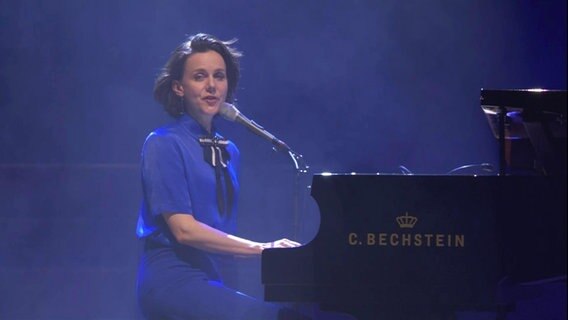 Anna Depenbusch auf der Bühne © Screenshot 