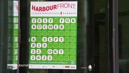Ein Plakat wirbt für das Harbour Front Literaturfestival in Hamburg. © Screenshot 