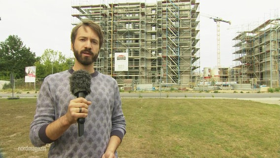 Reporter Jürn-Jakob Gericke live aus Rostock. © Screenshot 