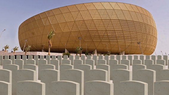 Ein Stadion in Katar mit Grabsteinen davor. © NDR 