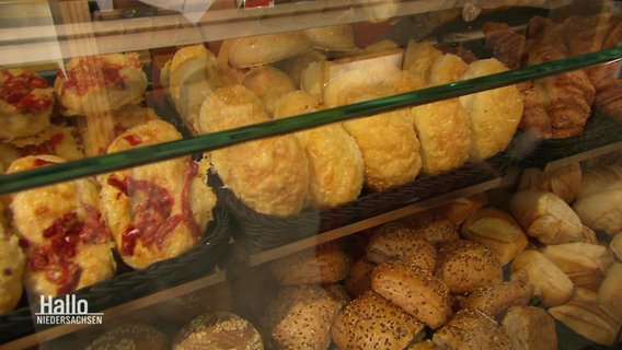 Brötchen liegen an der Theke einer Bäckerei © Screenshot 