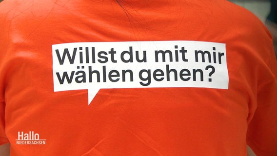 Ein T-Shirt mit der Aufschrift: "Willst du mit mir wählen gehen?" © Screenshot 
