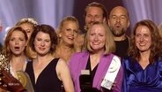 Verschiedene gutgelaunte Personen auf der Bühne bei der Verleihung des Radiopreises. © Screenshot 