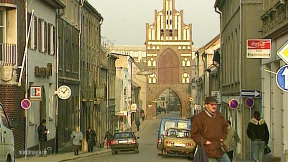 Blick in eine Hauptstraße Teterows in den 90ern an deren Ende sich das historische Stadttor befindet. © Screenshot 