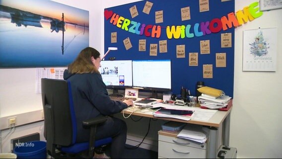 Happiness-Managerin in ihrem Büro. © Screenshot 