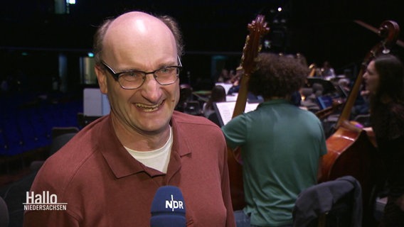 Ein Dirigent im Interview. © Screenshot 