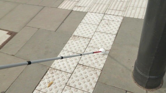 Stock einer blinden Person auf einem Bodenleitsystem. © Screenshot 