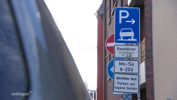Ein Verkehrsschild weist auf Parkmöglichkeiten hin © Screenshot 