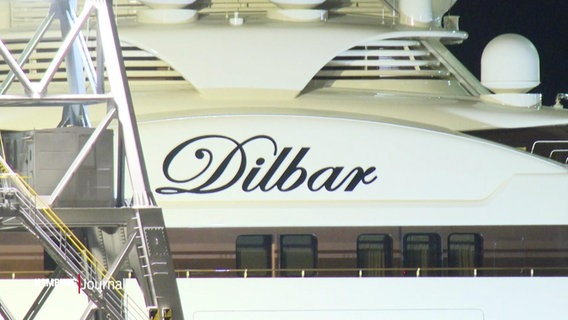 Die "Dilbar" verlässt den Hamburger Hafen. © Screenshot 