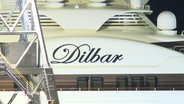 Die "Dilbar" verlässt den Hamburger Hafen. © Screenshot 