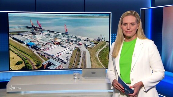 Juliane Möcklinghoff moderiert NDR Info 16:00. © Screenshot 