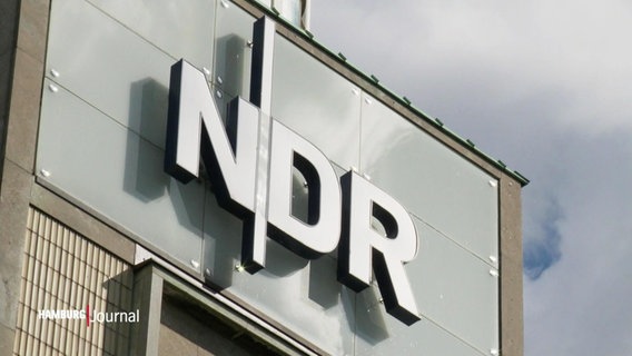An einer Fassade eine Hauses prangt das Logo des NDR. © Screenshot 