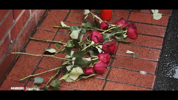 Rote Rosen auf dem Gehweg. © Screenshot 
