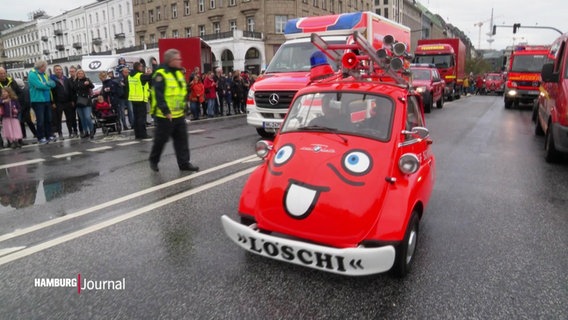 "Löschi", ein kleines Feuerwehrmobil fährt über den Jungfernstieg. © Screenshot 