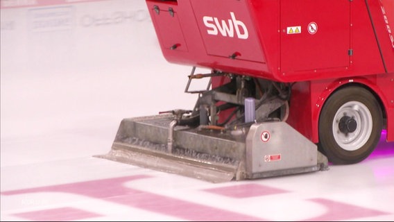 Eine Eisfläche wird mit einer Maschine präpariert. © Screenshot 