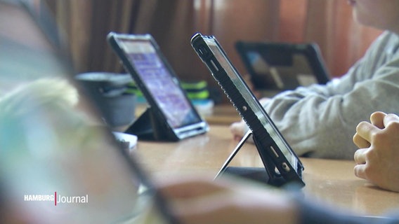 Tablets auf dem Tischen von Schülern. © Screenshot 