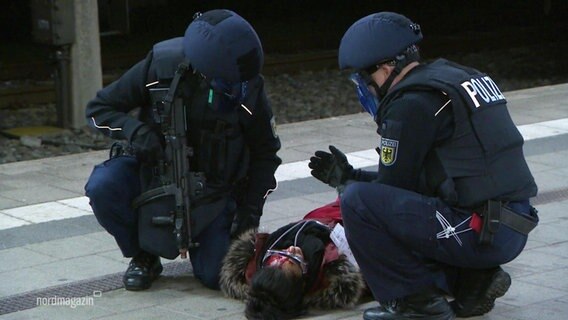 Polizisten proben für den Fall eines Terrorangriffs © Screenshot 