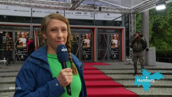 NDR-Reporterin Sandra Hofmann berichtet live vom Hamburger Dammtor. © Screenshot 