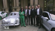 Die Mitglieder des Porsche-Vorstands posierenvor der Frankfurter Börse mit Sportwagen. © NDR 