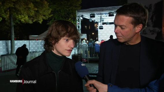 Schauspieler Claude Heinrich gibt ein Interview. © Screenshot 