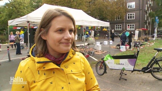 Die grüne Spitzenkandidatin Julia Willie macht Straßenwahlkampf in Hannover. © Screenshot 