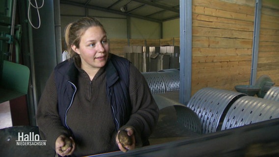 Landwirtin Viktoria Kuhls bei der Kartoffelauslese. © Screenshot 