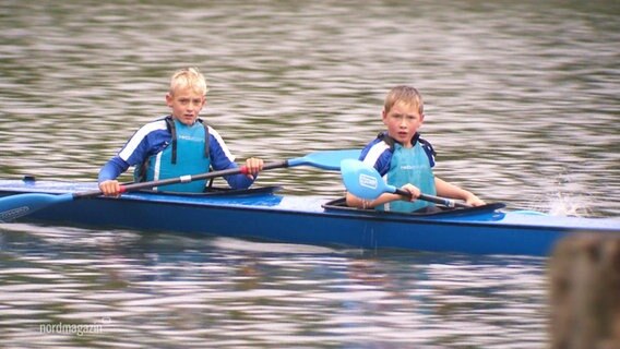 Zwei Kinder in einem Kanu. © Screenshot 