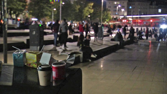 Menschen sitzen abends auf den Jungfernstieg-Treppen, im Vordergrund Müll © Screenshot 