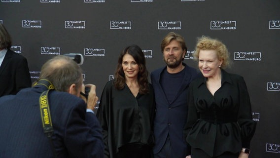 Ein Fotograf fotografiert Iris Berben, Ruben Östlund und Sunnyi Melles © Screenshot 