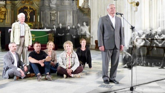 Joachim Gauck steht am Mikrofon in einer Kirche, hinter ihm haben sich Menschen versammelt © Screenshot 