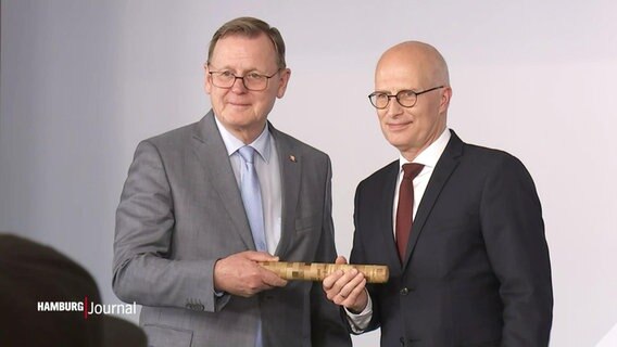 Thüringens Ministerpräsident Ramelow (l.) übergibt Hamburgs Bürgermeister Tschentscher einen Staffelstab. © Screenshot 