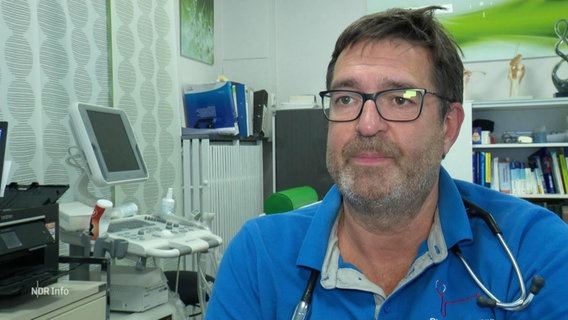 Hausarzt Mike Müller-Glamann im Interview. © Screenshot 