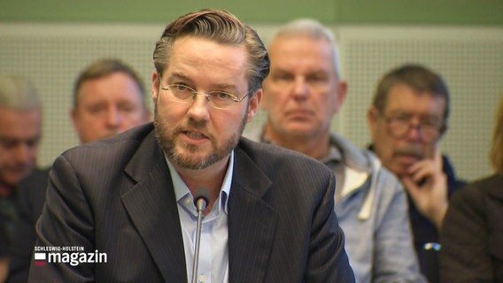 Otto Carstens (CDU) blickt in die Kamera. © Screenshot 