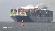 Ein großes Containerschiff auf der Elbe. © Screenshot 
