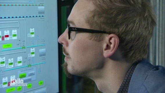 Ein Mann schaut auf den Monitor, auf dem technische Animationen zu sehen sind. © Screenshot 