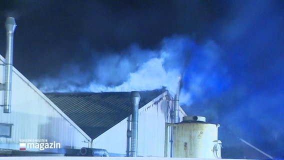 Ein rauchendes Dach eines brennenden Hauses. © Screenshot 