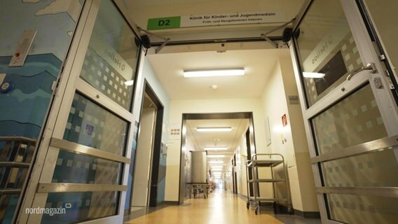 Eine geöffnete Tür vor einer Krankenstation. © Screenshot 