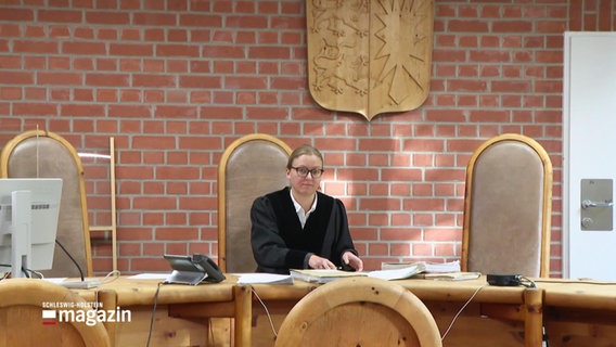 Eine Richterin im Gerichtssaal. © Screenshot 