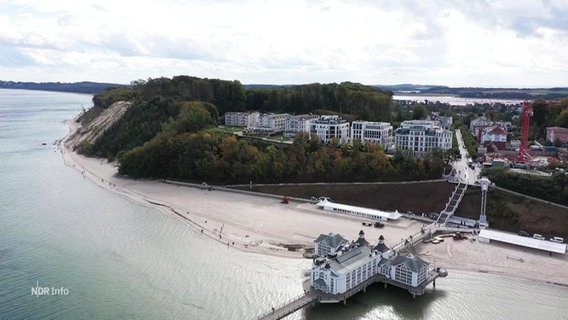 Hotelanlagen an der Küste auf Rügen aus der Vogelperspektive. © Screenshot 
