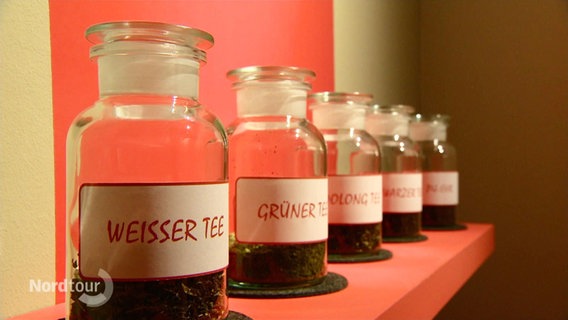 Verschiedene Teesorten in Glasbehältnissen im St. Annen Museum in Lübeck. © Screenshot 